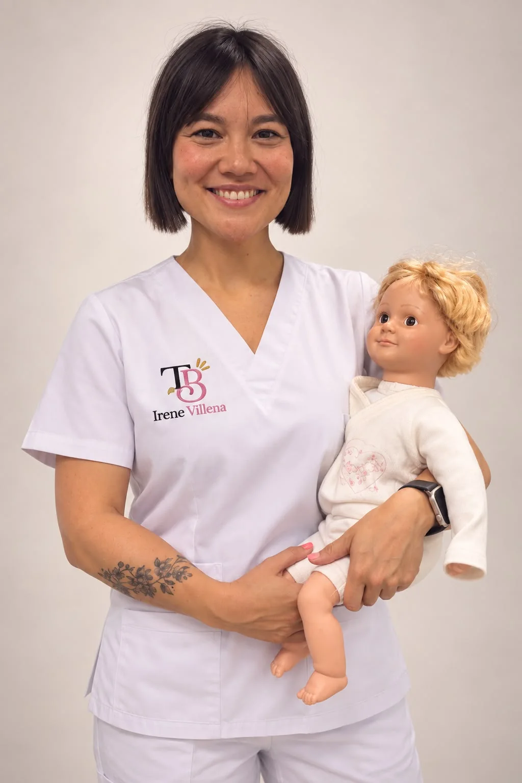 Irene Villena, enfermera, sosteniendo un muñeco de prácticas